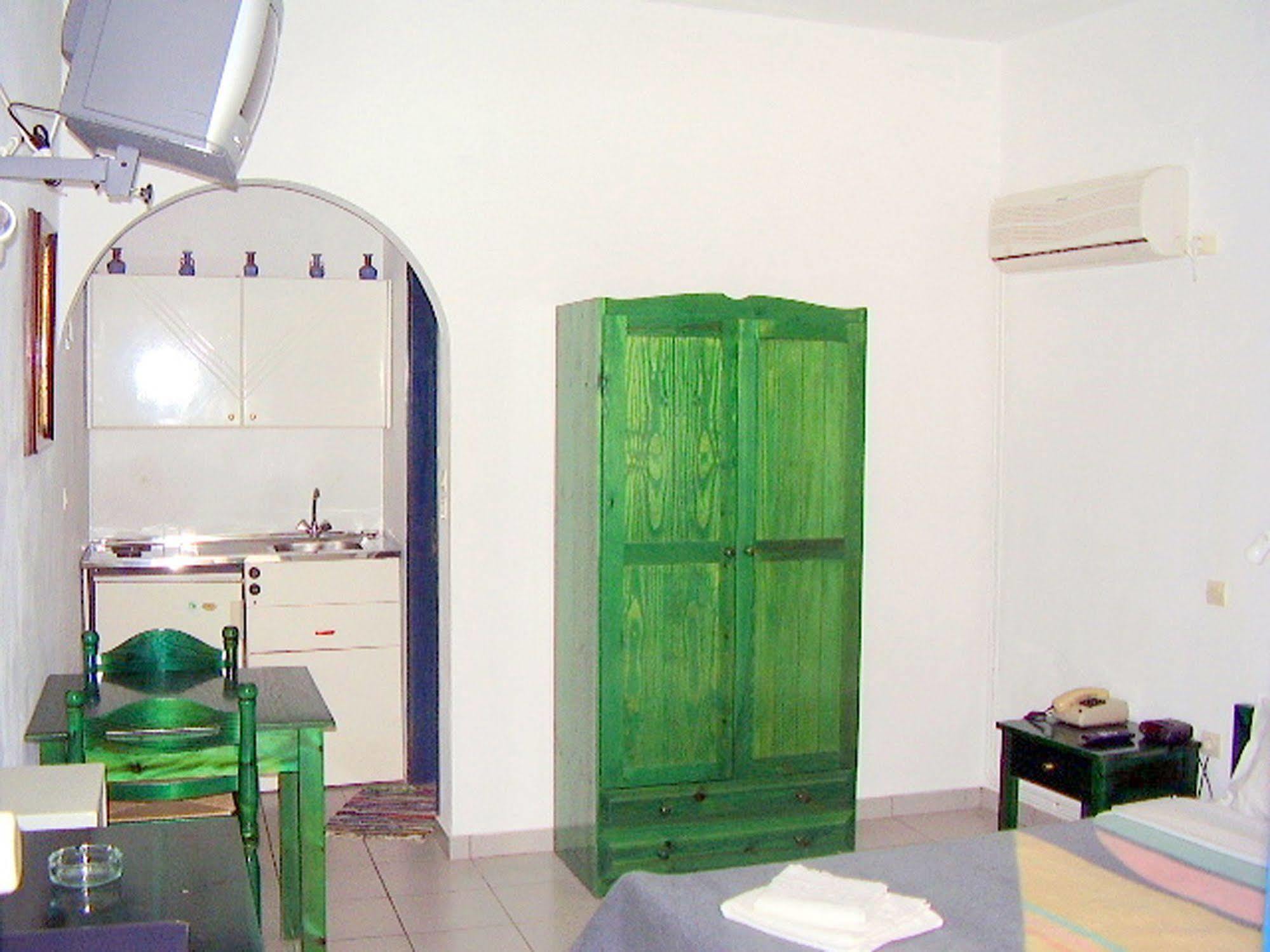 Ikaros Studios & Apartments Naxos City Экстерьер фото
